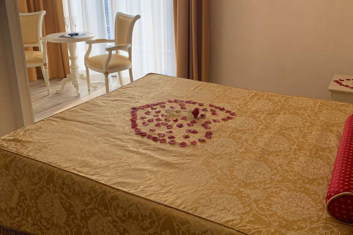 Exclusieve suite, 1 kingsize bed | Italiaanse Frette-lakens, luxe beddengoed, donsdekens, een minibar