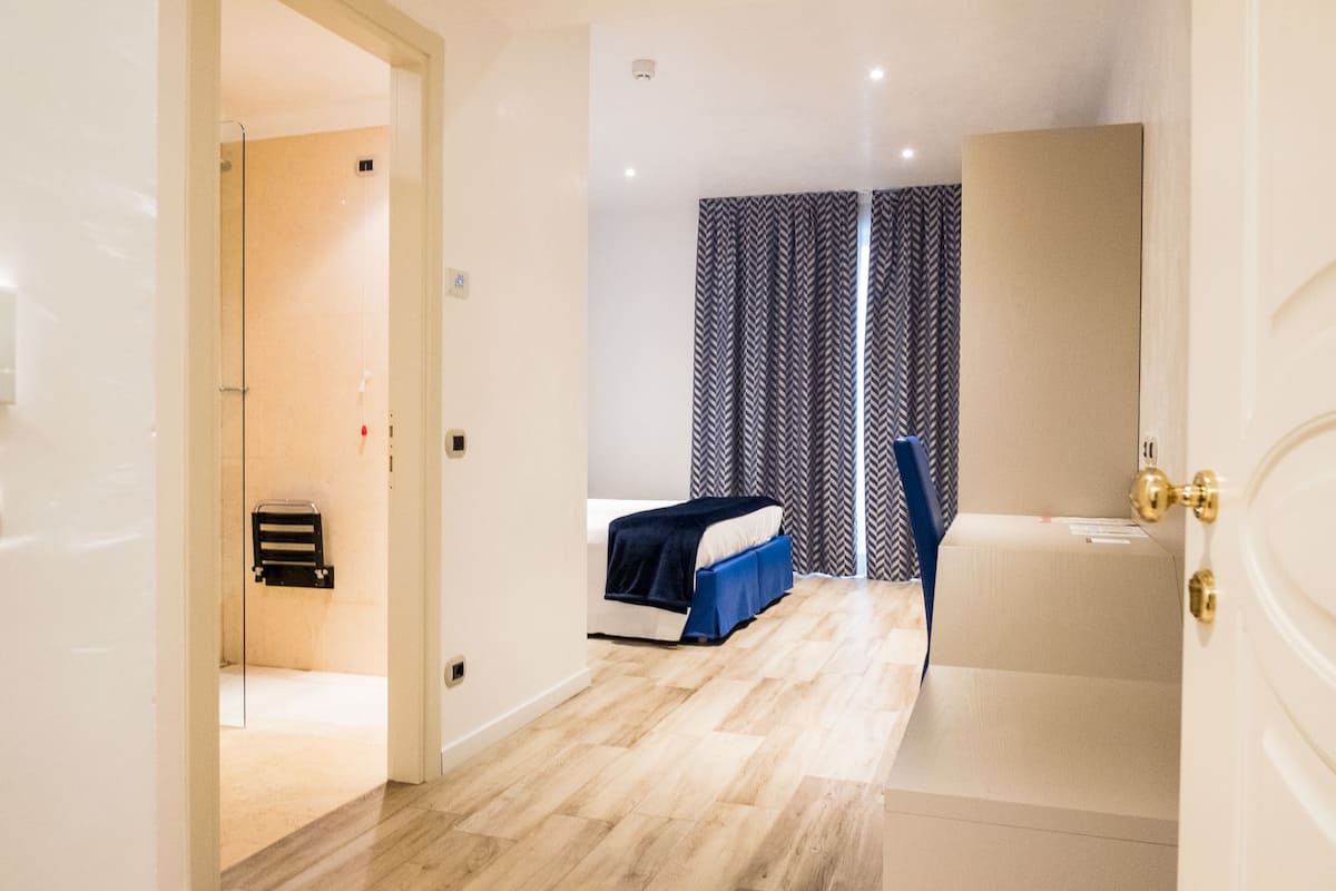 1 bedroom, frette italian sheets, premium bedding, down duvets