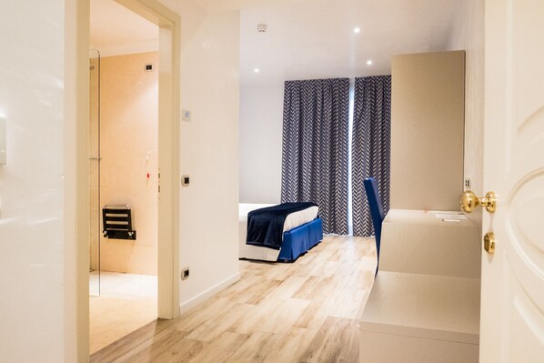 Italiaanse Frette-lakens, luxe beddengoed, donsdekens, een minibar