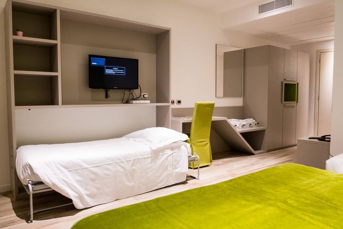 Economy vierpersoonskamer | Italiaanse Frette-lakens, luxe beddengoed, donsdekens, een minibar