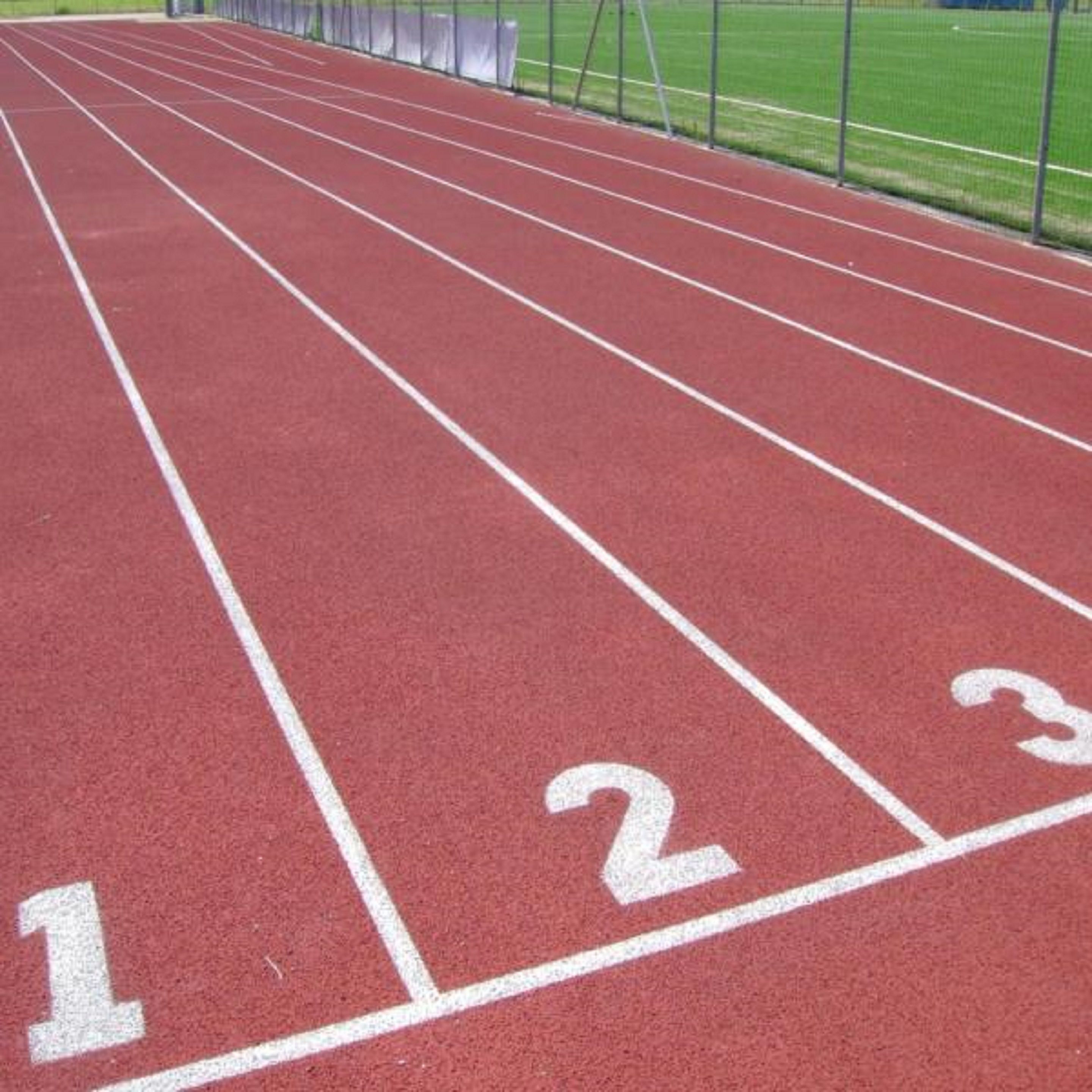Une piste d'athlétisme avec des couloirs numérotés de 1 à 3.