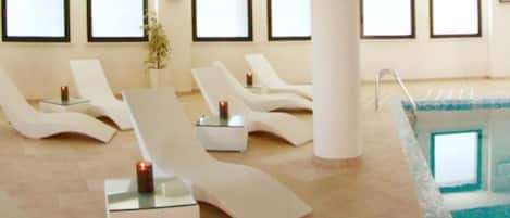 Indoor spa tub