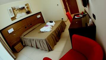 Zimmersafe, Schreibtisch, Verdunkelungsvorhänge, kostenloses WLAN