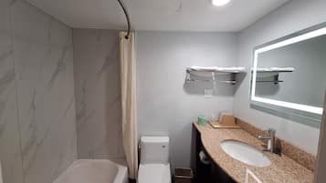Habitación, 1 cama de matrimonio grande, fumadores | Baño | Ducha y bañera combinadas y artículos de higiene personal gratuitos