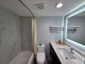 Combined shower/bathtub, free toiletries, towels