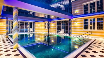 Piscina coperta, lettini