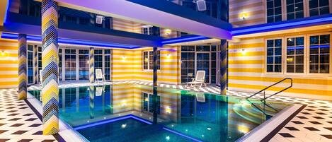 Piscine couverte, chaises longues