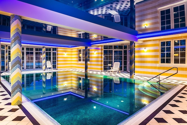 Indoor pool, sun loungers