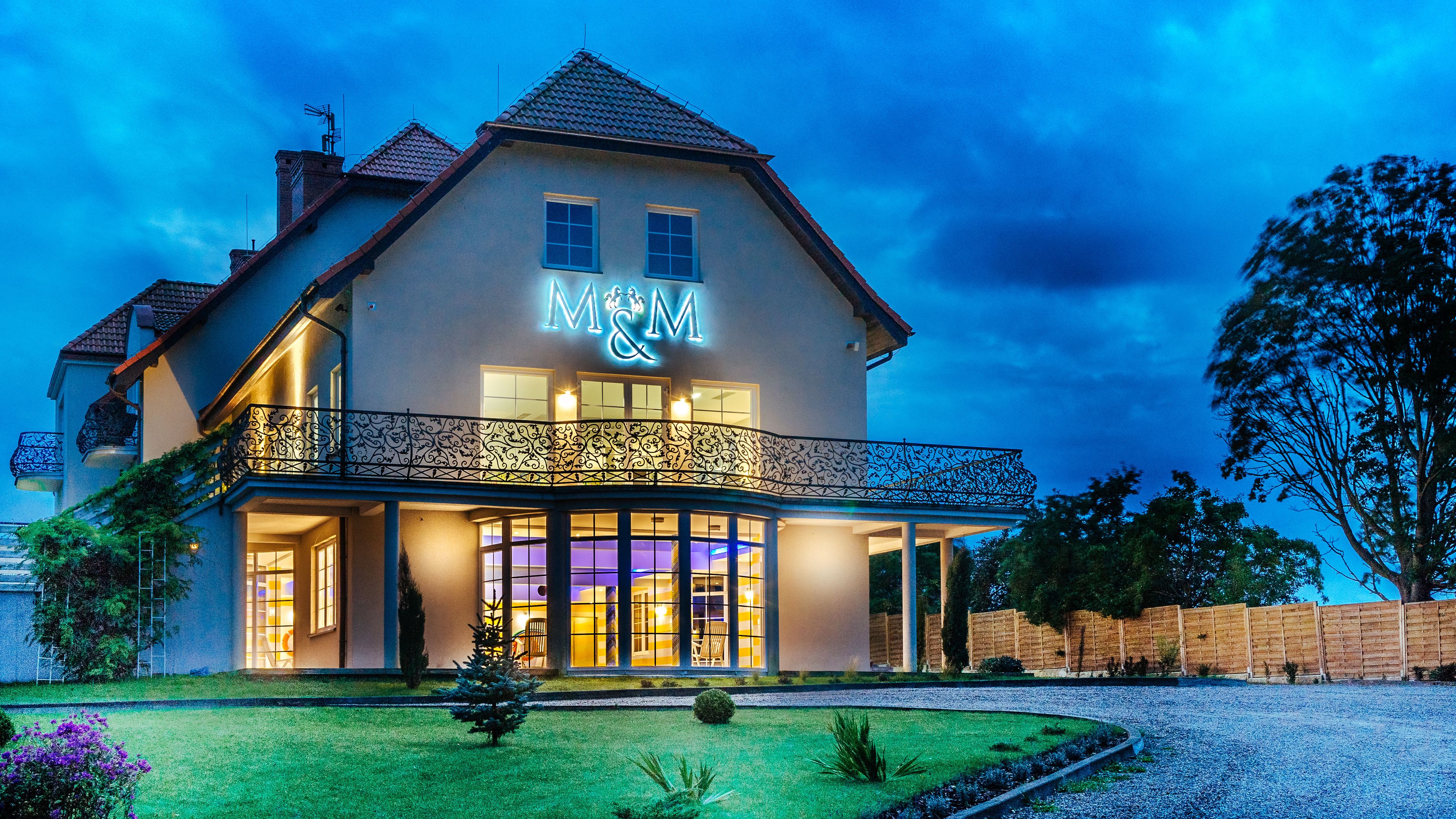 Vista frontal de la propiedad por la tarde o noche