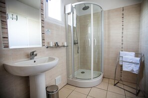 Shower, free toiletries, hair dryer, towels - Hotel La Flambée (Bergerac)