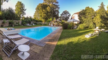 Una piscina al aire libre de temporada
