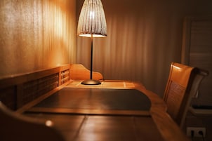 Ropa de cama de alta calidad y caja de seguridad en la habitación