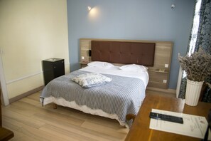 Standard Double Room | Premium bedding, in-room safe, soundproofing, iron/ironing board - Hotel La Flambée (Bergerac)