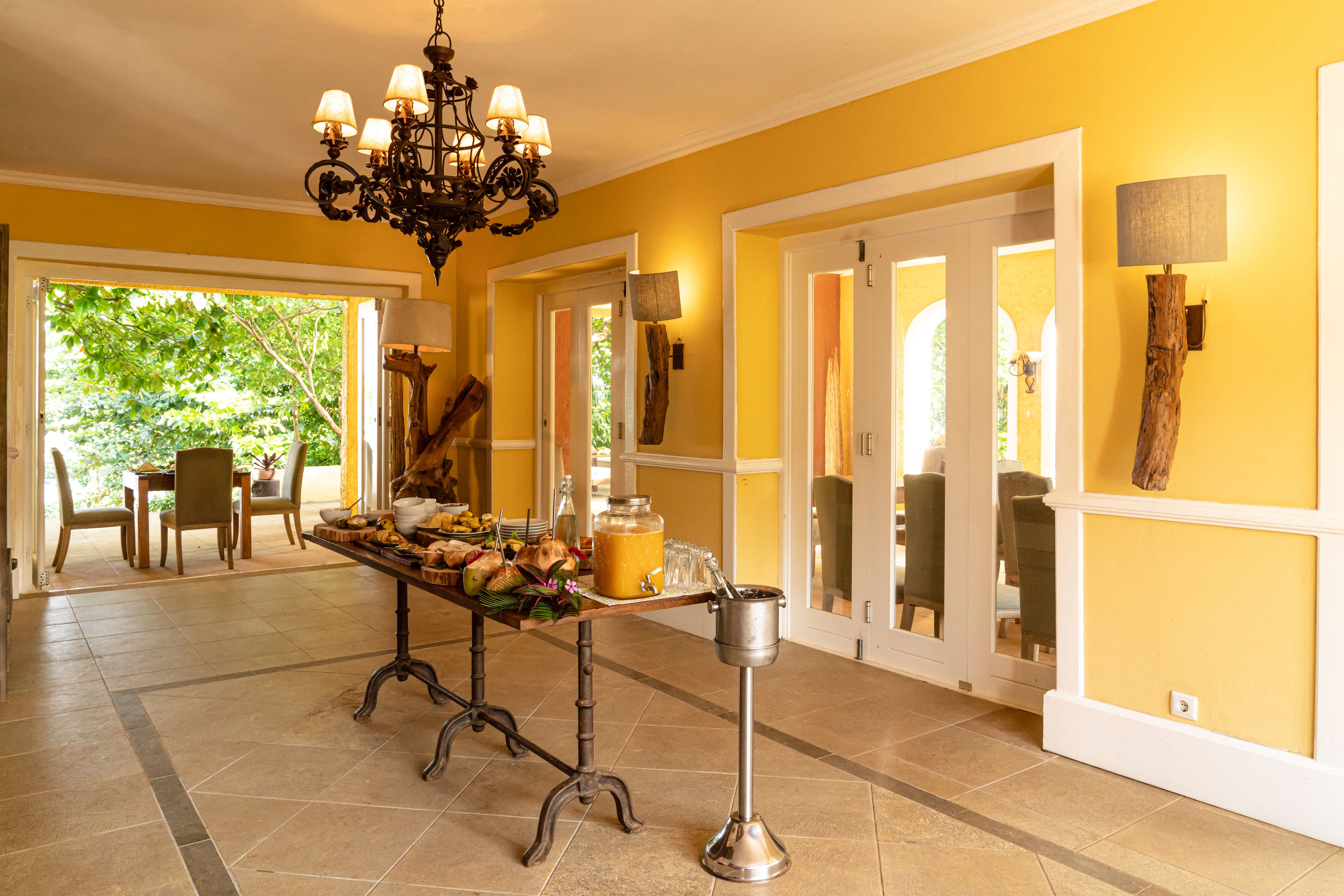 3 restaurants, breakfast, lunch, dinner served; local cuisine