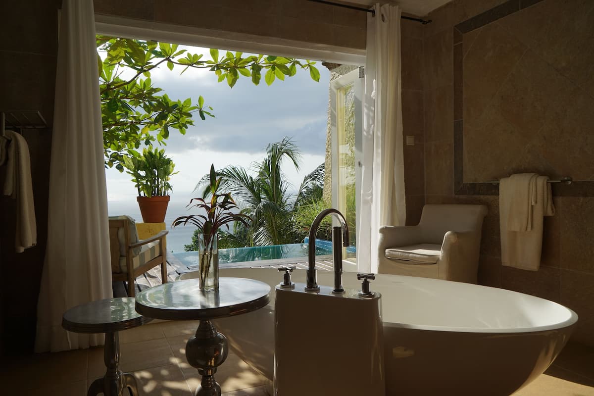 premier suite | bathroom | free toiletries, hair dryer, towels