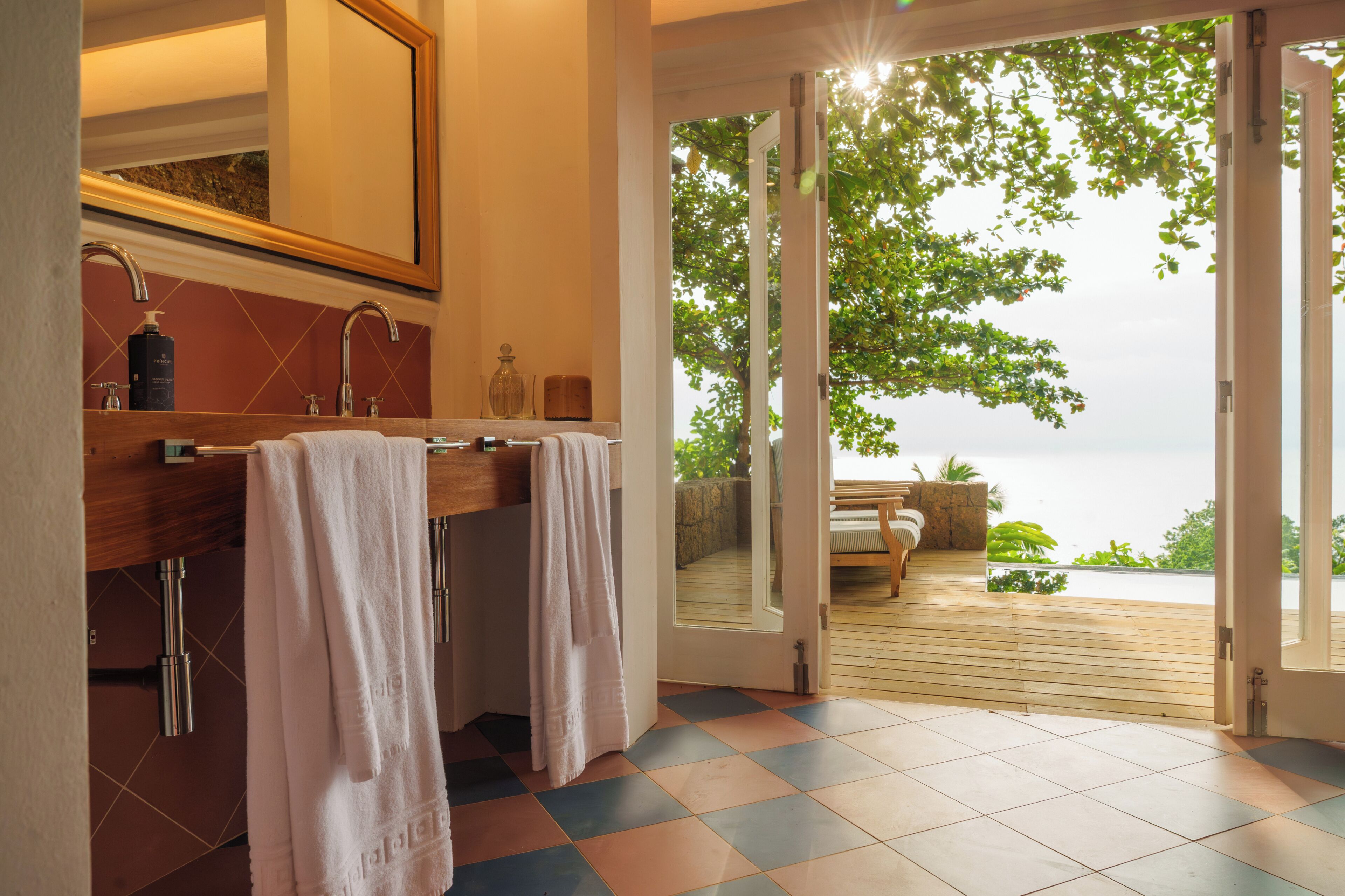 Deluxe Suite, Sea View | Premium bedding, in-room safe, desk, WiFi (free)