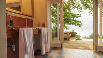 Deluxe Suite, Sea View | Premium bedding, in-room safe, desk, WiFi (free)