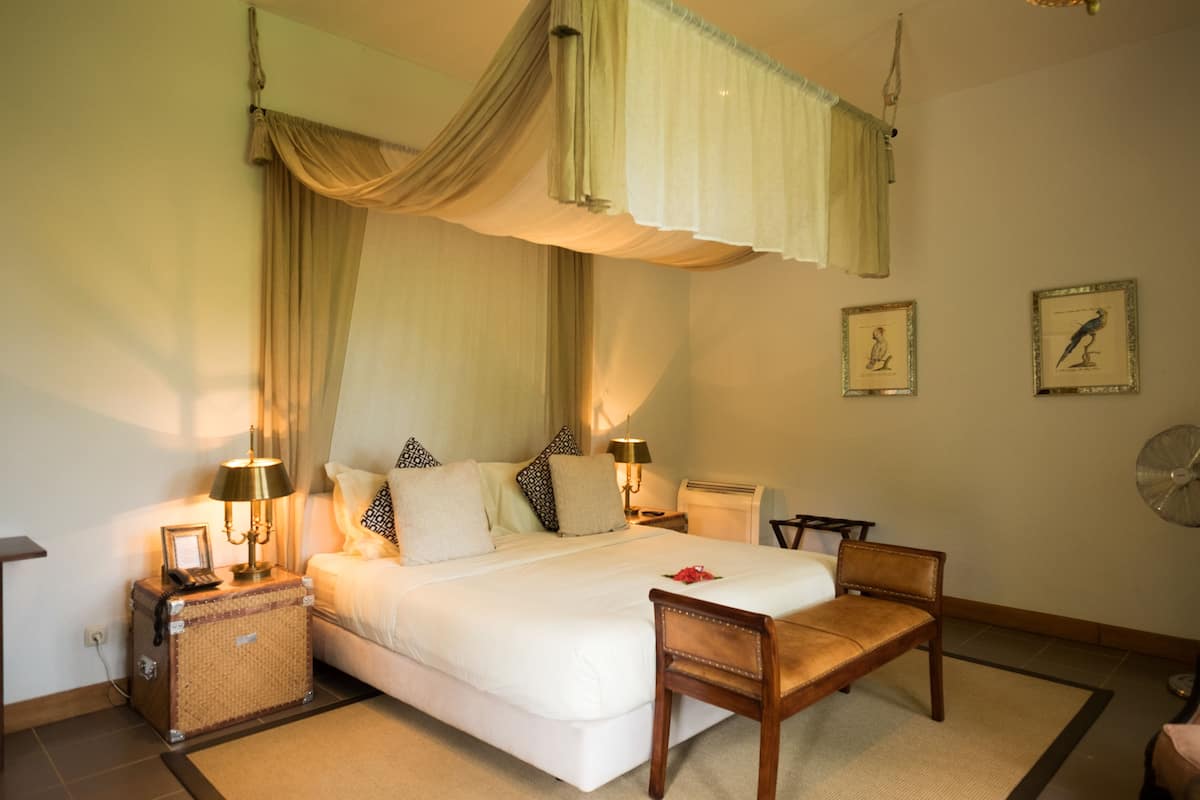 Premium bedding, in-room safe, desk, free WiFi