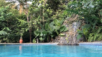 Piscine extérieure, cabanons gratuits, parasols de plage