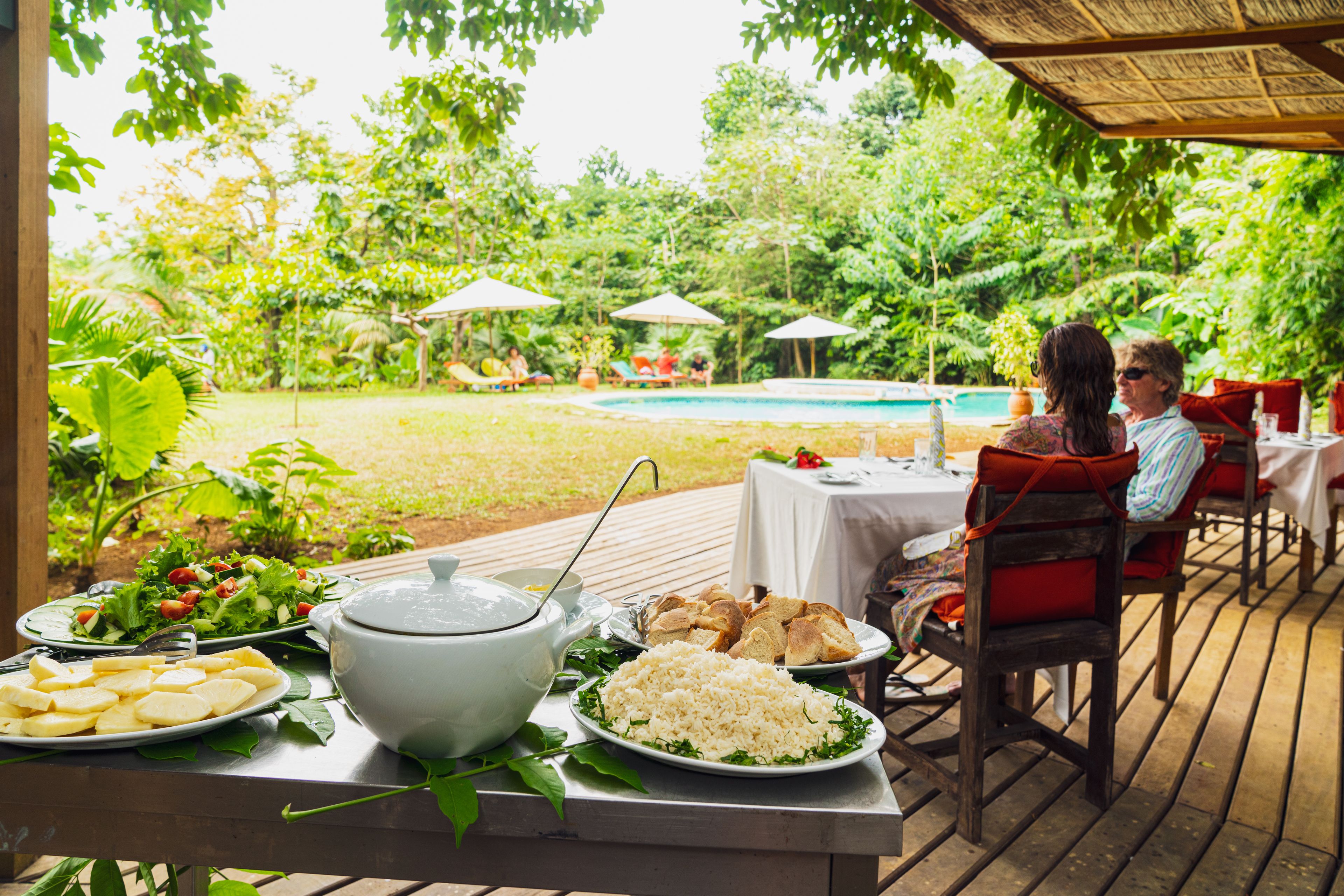 3 restaurants, breakfast, lunch, dinner served; local cuisine