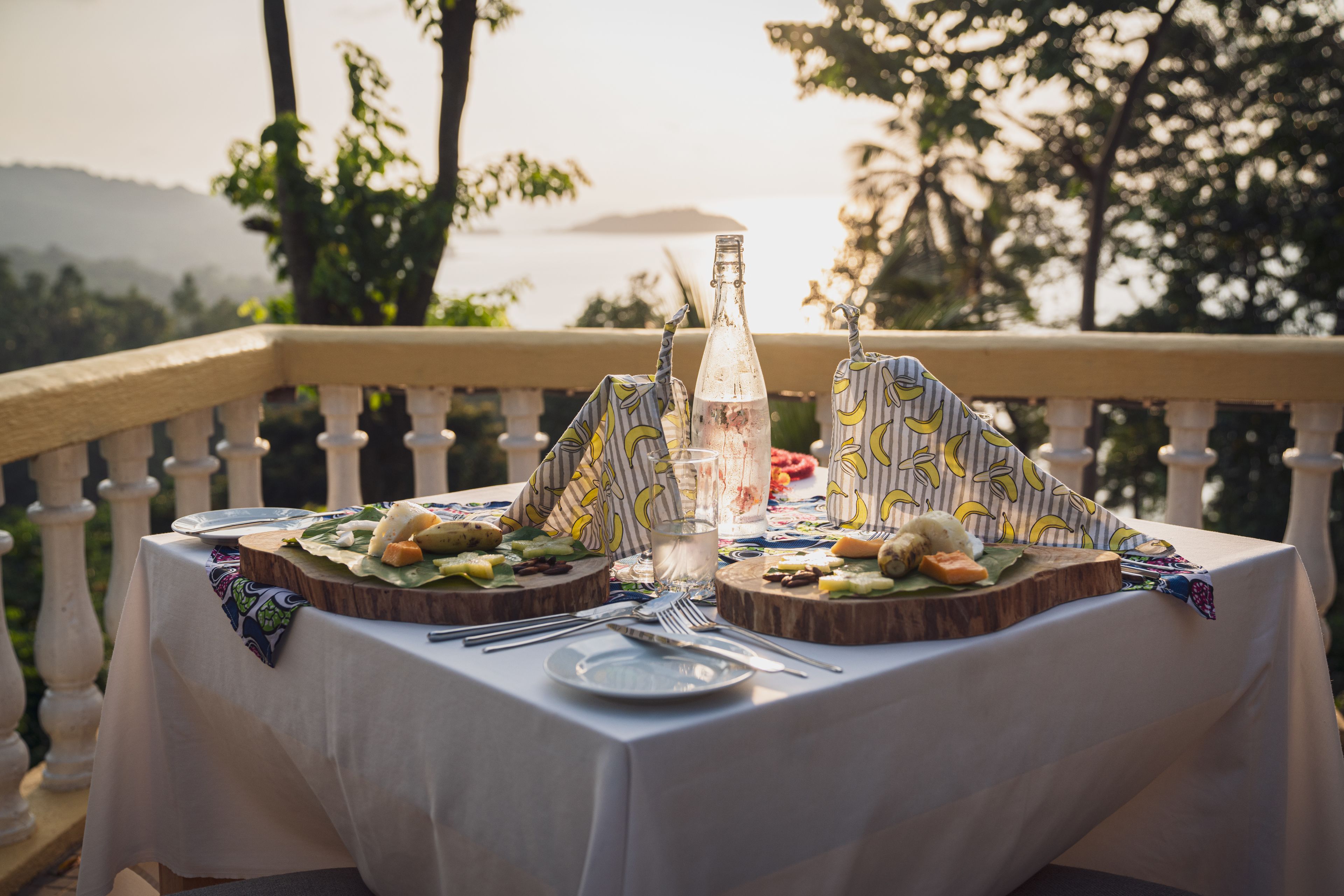 Frokost, lunsj og middag serveres, lokale retter 