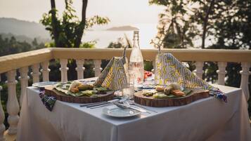 Frokost, lunsj og middag serveres, lokale retter