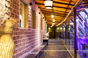 Hallway - Cristal Samaña (Uyuni)