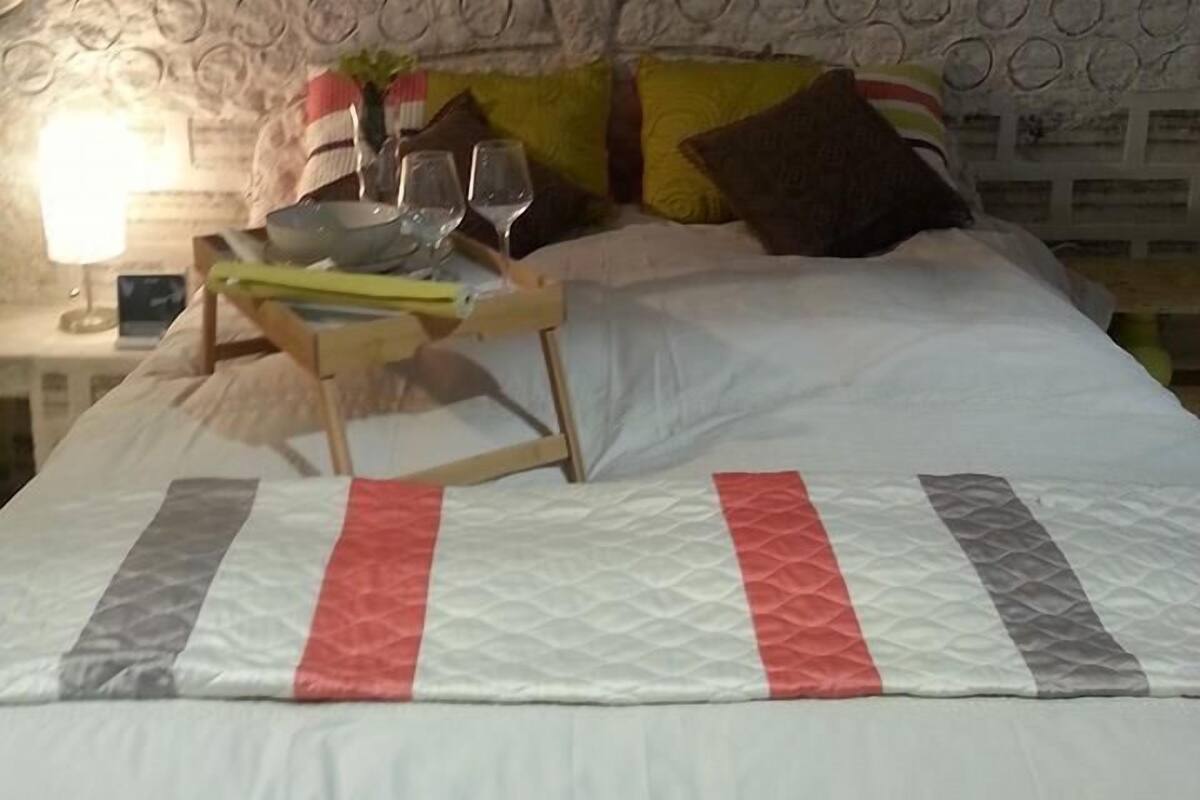 In-room safe, WiFi (free), bed sheets