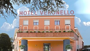 Front of property - Veronello Resort (Bardolino)
