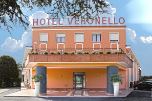 Front of property - Veronello Resort (Bardolino)