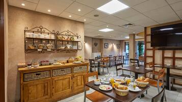 Petit déjeuner buffet (9 EUR par personne)