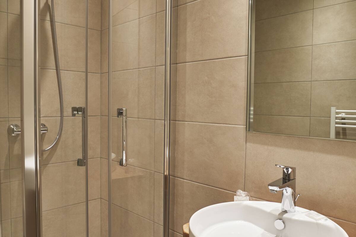 comfort single room, 1 double bed | bathroom | shower, eco-friendly toiletries, hair dryer, towels