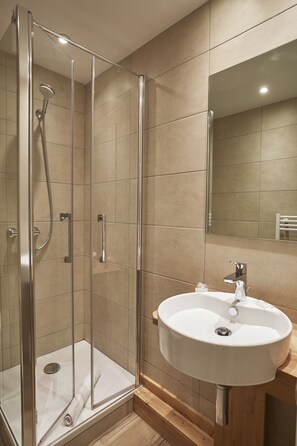 Comfort Single Room, 1 Double Bed | Bathroom | Shower, eco-friendly toiletries, hair dryer, towels - Cit’Hôtel Le National (Cluses)