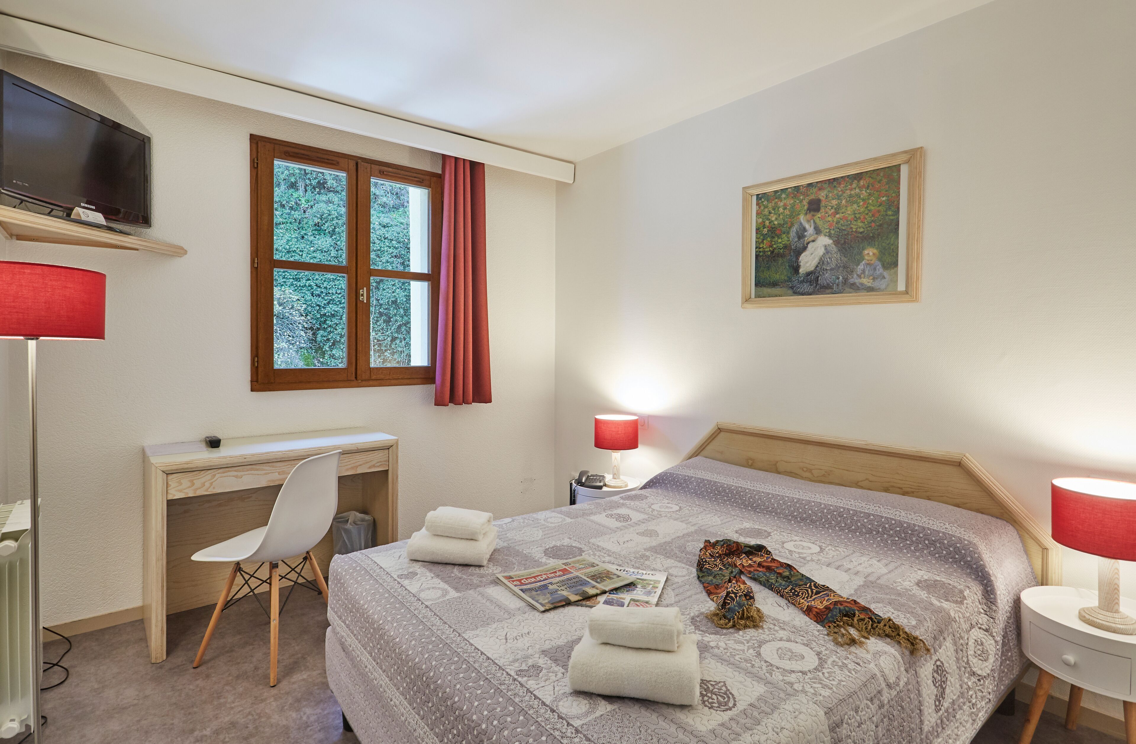Premium bedding, individually decorated, individually furnished, desk