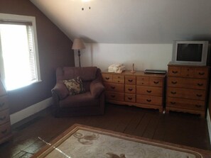 Room, 1 Queen Bed, Shared Bathroom