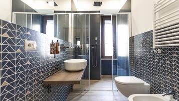 Triple Room | Bathroom | Free toiletries, hair dryer, bidet, towels