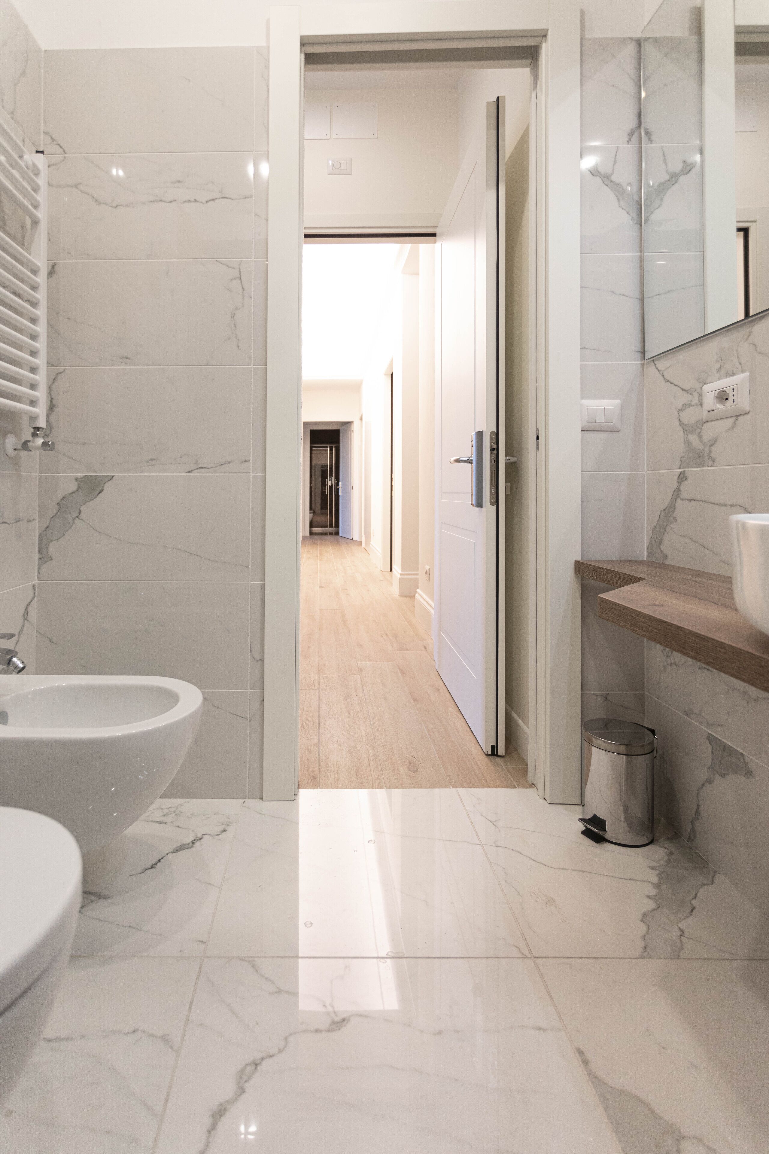 Ein modernes Badezimmer mit einer Bidet-Funktion, einer Toilette und einem Waschbecken.
