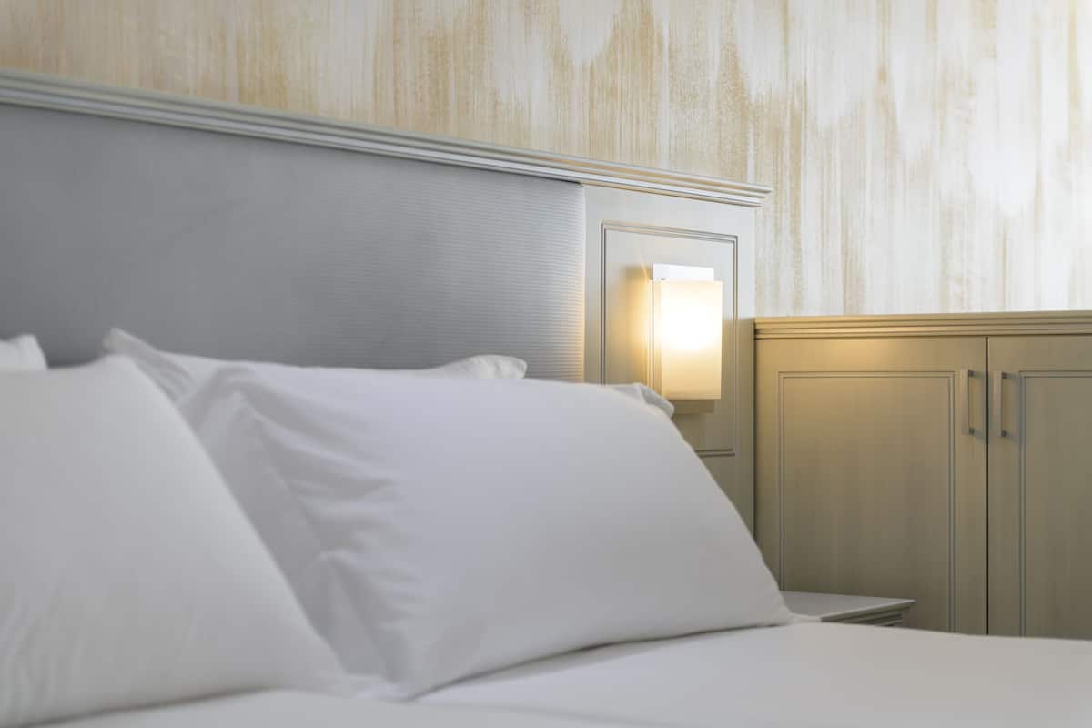1 habitación, cubrecamas, minibar y caja de seguridad en la habitación