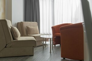 Cubrecamas, minibar, caja de seguridad en la habitación y escritorio 