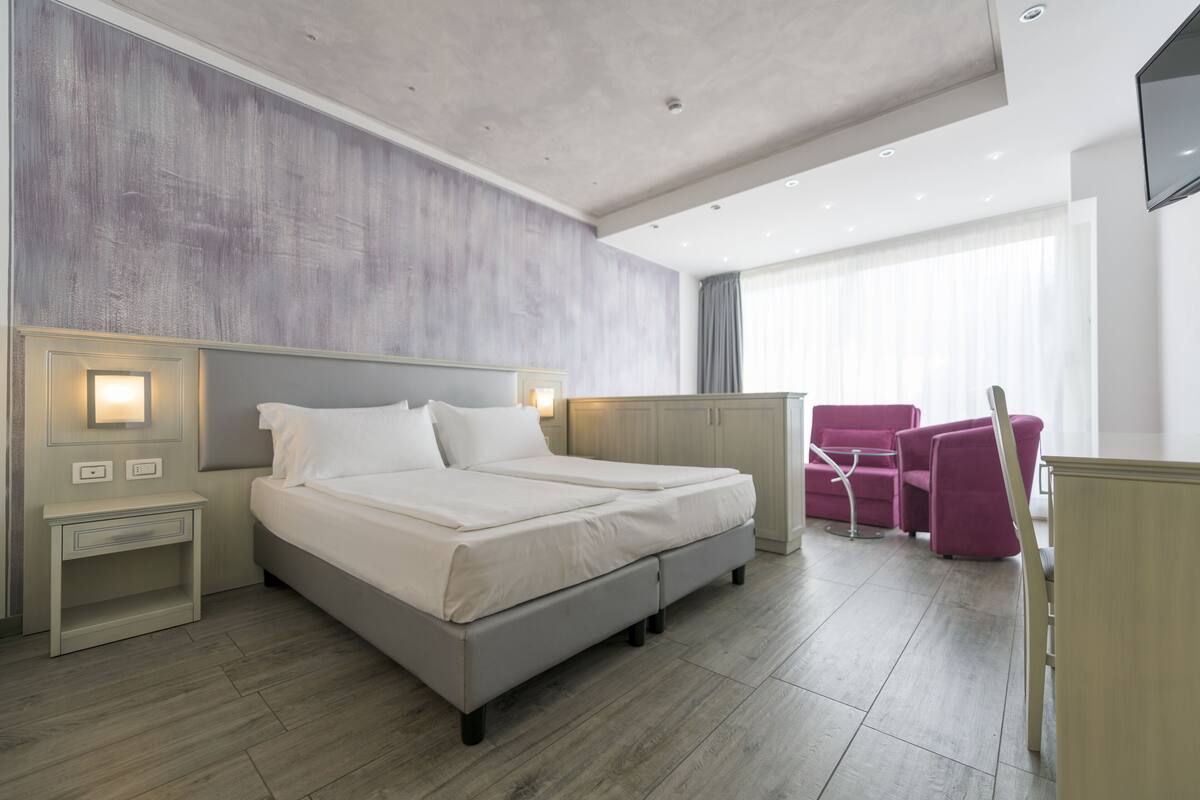 deluxe twin room, lake view | down duvets, minibar, in-room safe, desk