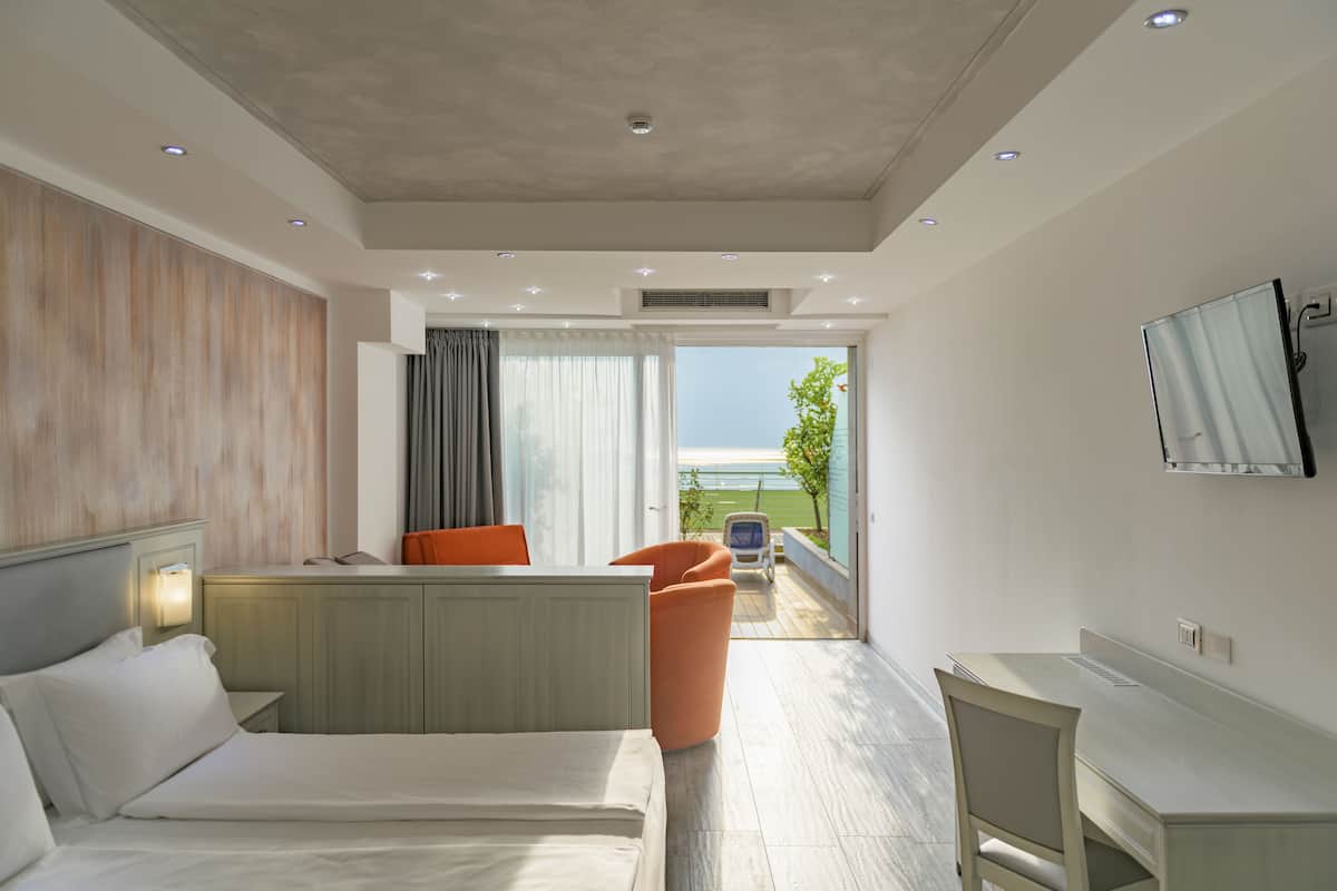 1 habitación, cubrecamas, minibar y caja de seguridad en la habitación