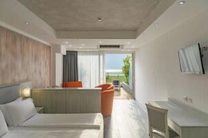 Cubrecamas, minibar, caja de seguridad en la habitación y escritorio 