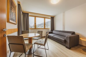 Apartment, 1 Bedroom, Balcony, Mountain View (Kitchen - 2  to 4 People) | Ruang tamu | TV 