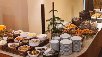 Desayuno buffet diario (EUR 16 por persona)