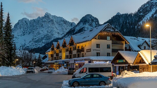 Un hôtel à étages, avec un télésiège et une vue imprenable sur la montagne.