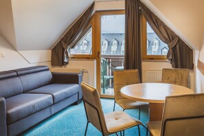 Apartment, 1 Bedroom, Balcony, Mountain View (Kitchen - 2 to 4 People) | Living area
