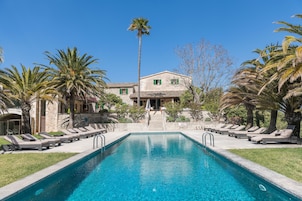 Piscina externa, guarda-sóis, espreguiçadeiras
