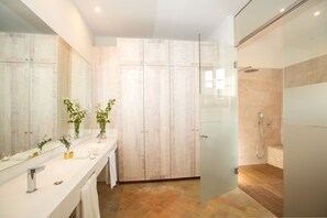 Habitación doble | Baño | Amenidades de baño gratuitas, secadora de cabello, batas, pantuflas 