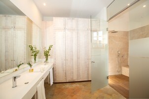 Double Room | Bathroom | Free toiletries, hair dryer, bathrobes, slippers