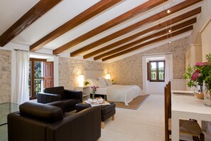 Minibar, värdeförvaringsskåp på rummet och individuell inredning